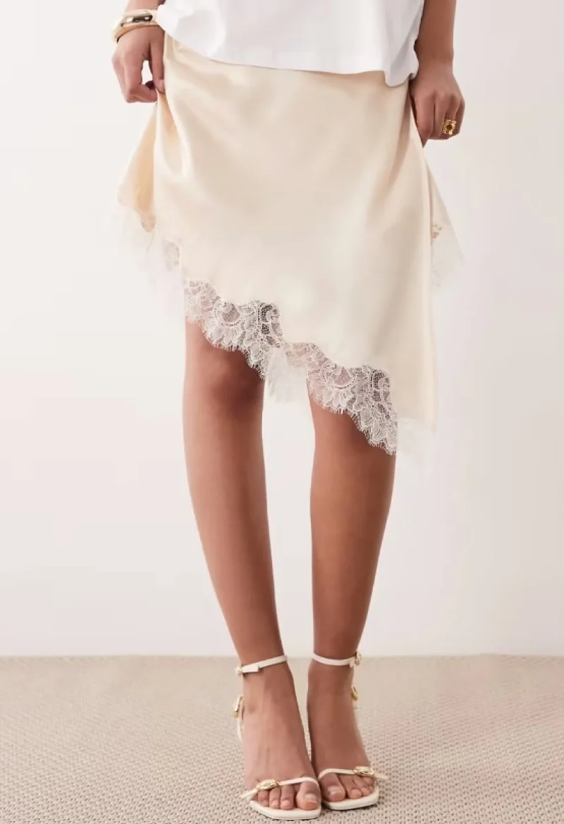 Satinrock kombinieren: So wird der Lingerie-Trend zum Street-Style-Highlight 2026