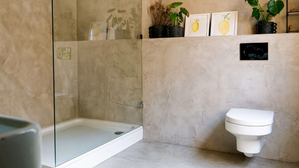 Badezimmer ohne Fliesen: Dieser Wohntrend beendet 2026 die Ära der schimmeligen Fugen