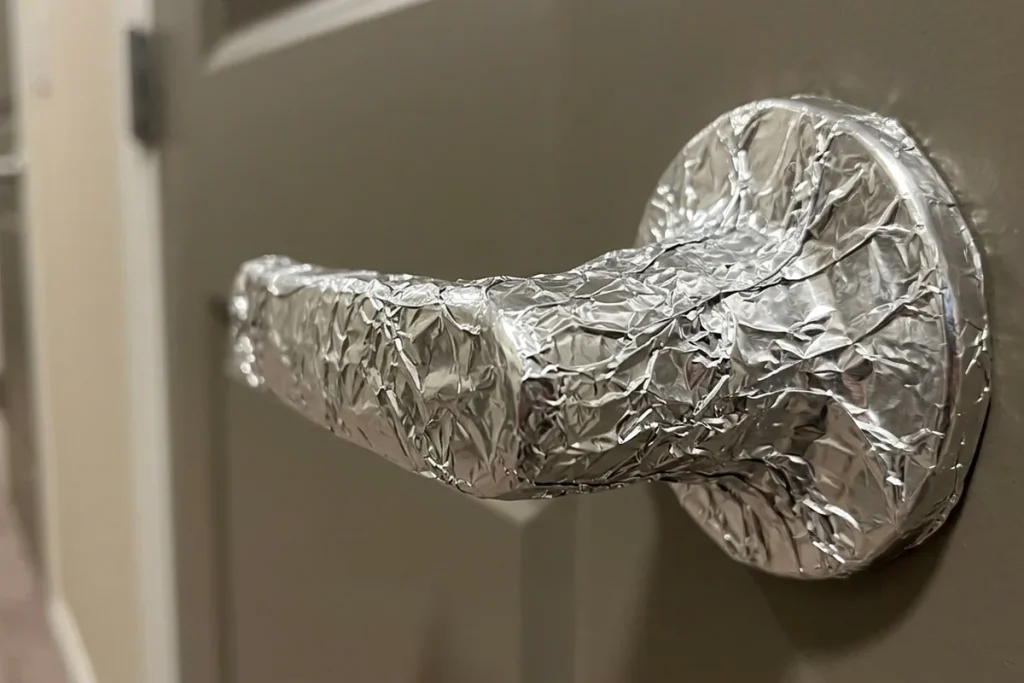 Alufolie um den Türgriff: Warum dieser simple Trick Ihr Zuhause bei Renovierungen rettet