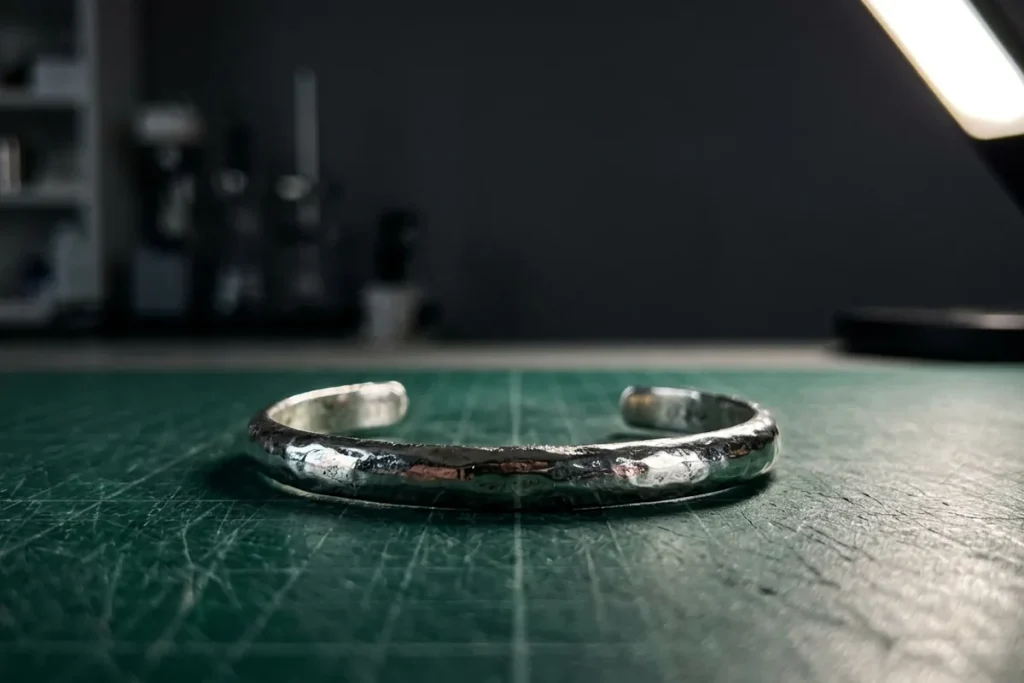 Archäologische Sensation: Dieser Silberreif aus einem Frauengrab schreibt die Geschichte der Bronzezeit neu