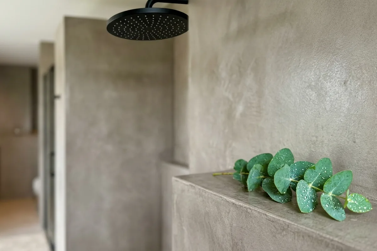 Badezimmer ohne Fliesen: Dieser Wohntrend beendet 2026 die Ära der schimmeligen Fugen