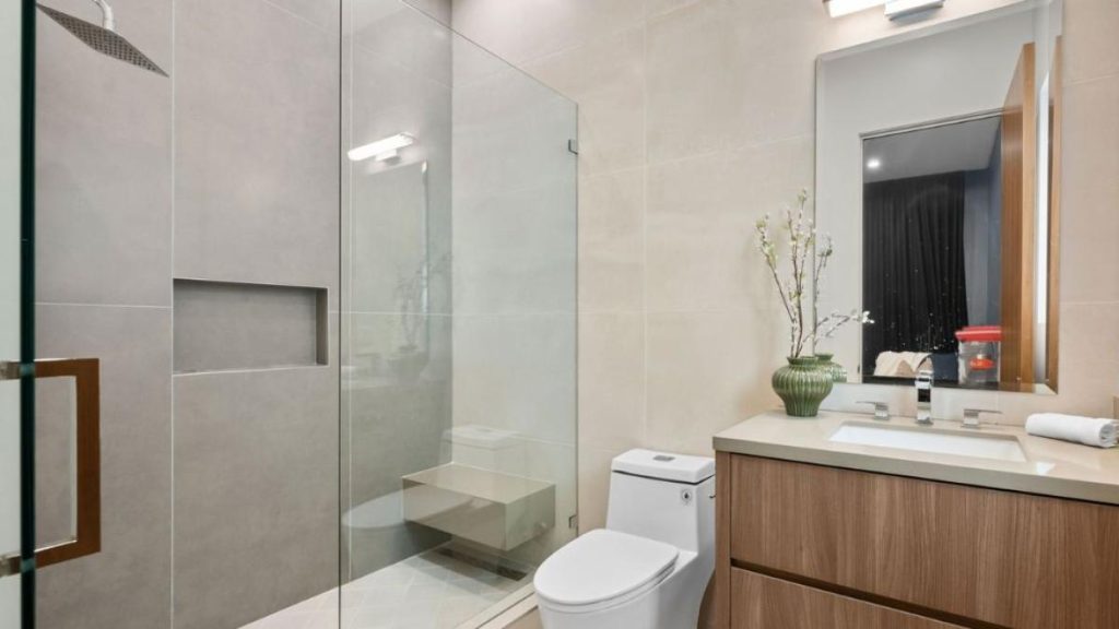 Schluss mit Duschvorhang-Chaos: Warum diese fixe Glaswand die einzig wahre Lösung für kleine Bäder ist