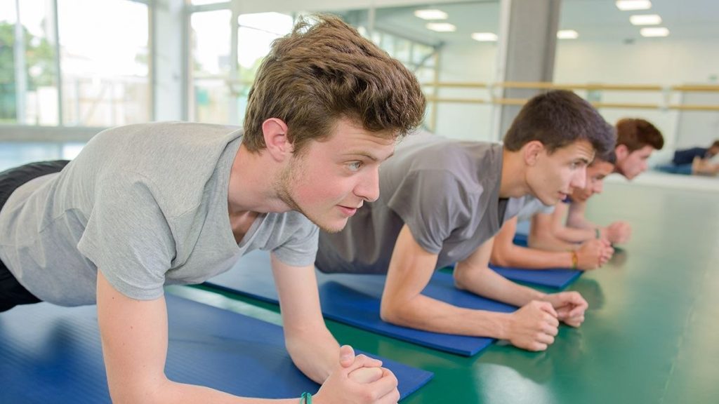 Sport statt Nachhilfe: Warum Bewegung die Geheimwaffe für Top-Noten bei Teenagern ist