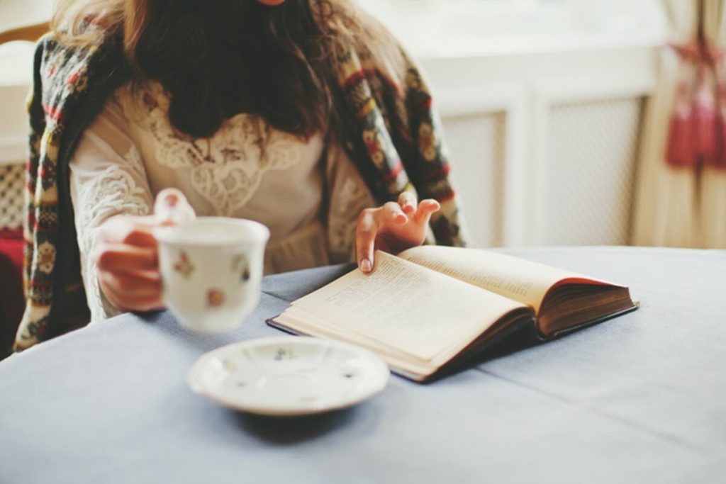 Lieber Buch statt Bar? Die Psychologie enthüllt 9 überraschende Stärken "stiller" Menschen