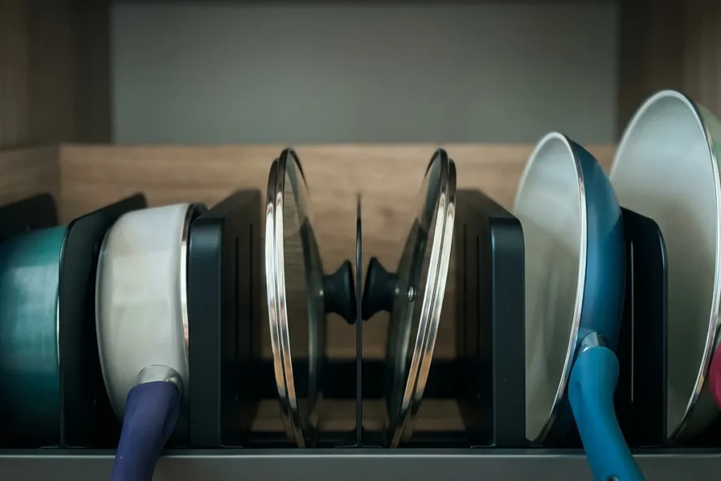 Schluss mit dem Topf-Chaos: Warum vertikale Organizer 2026 Standard in jeder Küche sind