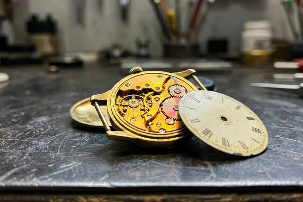 Wirf deine kaputte Armbanduhr nicht weg: Warum sie ein wahrer Schatz für dein Zuhause ist